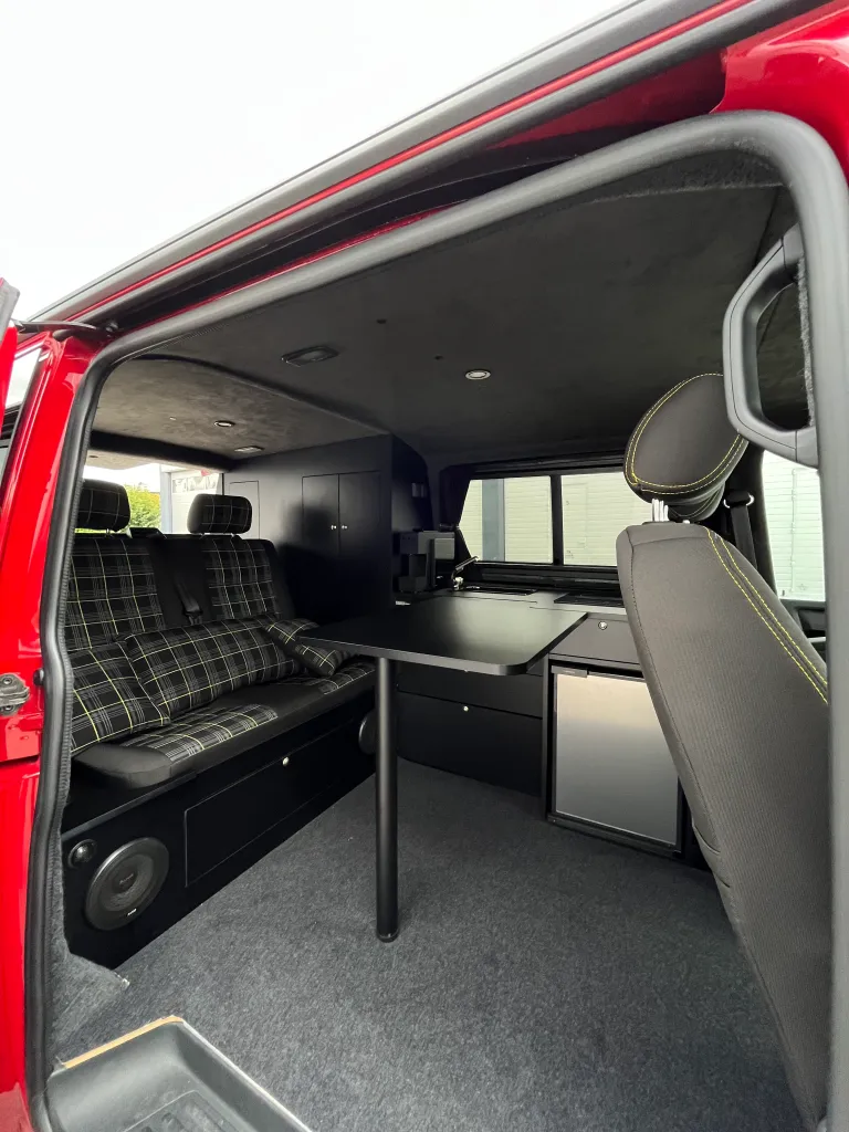 Individuell ausgebauter Camper-Innenraum